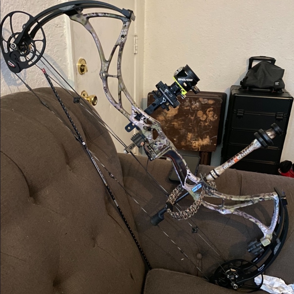 Bowtech reign 6  set at 30/70 fully adjustable left hand.